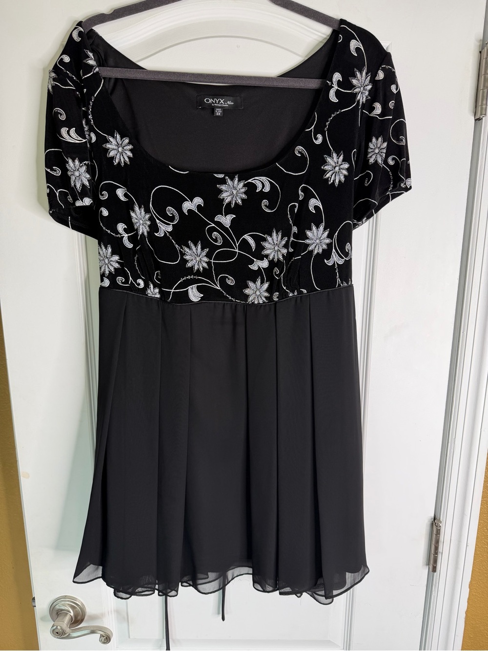 Onyx Nite Vintage 90’s Black Short-Sleeve Floral Embroidered Dress Size 3X